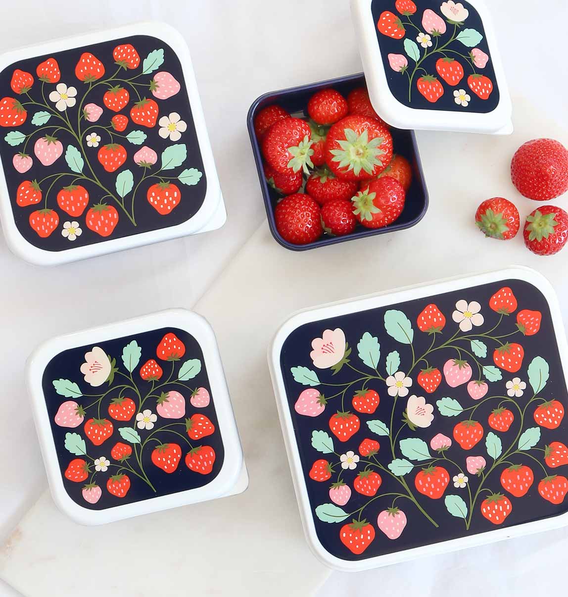 A Little Lovely Company Δοχείο Φαγητού Lunch Box Strawberries SBSEST60 | Homidoo.gr